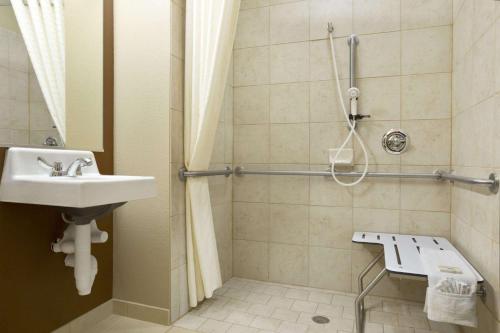 奥德萨Microtel Inn & Suites by Wyndham Odessa TX的一间带水槽和淋浴的浴室