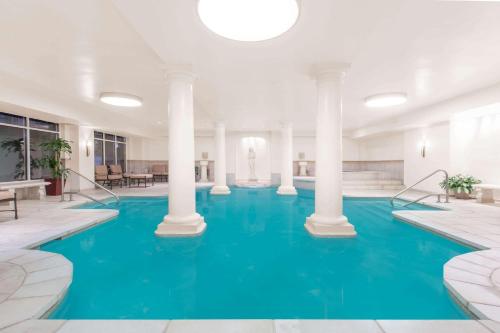温彻斯特The George Washington - A Wyndham Grand Hotel的大楼里一个蓝色的大泳池
