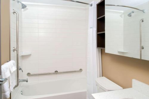 雷德迪尔红鹿市温德姆麦克罗特套房酒店的带淋浴、卫生间和盥洗盆的浴室
