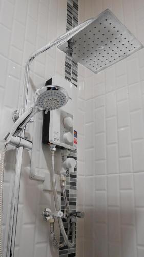 清迈Kudao Rent Room的浴室内配有淋浴和头顶淋浴