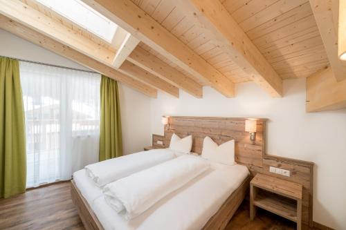 索尔登卡萨沙非尔公寓酒店的卧室设有一张白色大床和一扇窗户。