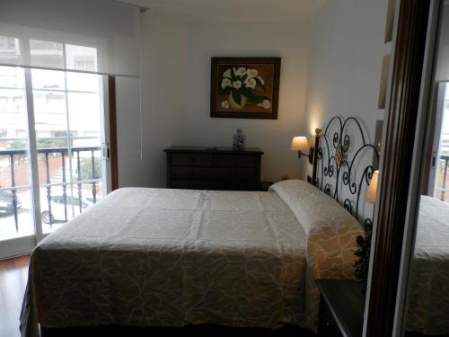 桑亨霍Silgar I的一间卧室设有一张床和一个美景窗户。