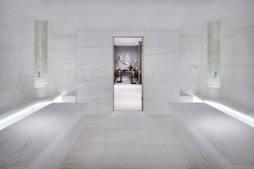 迪拜迪拜市中心地标酒店的一间白色的房间,走廊上设有门廊
