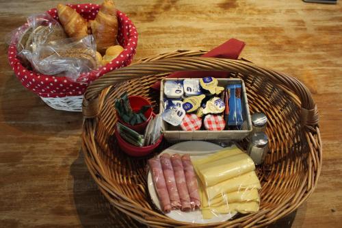 Drijber波德露营地的装满食物的篮子和一篮面包