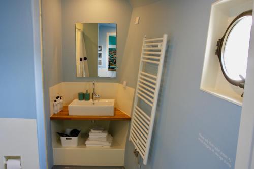 阿姆斯特丹Sailor Suite Coaster Mado的一间带水槽和镜子的浴室