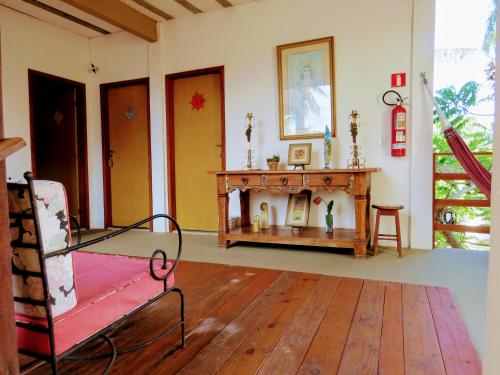 伊塔乌纳斯Tribo de Gaia的客厅设有壁炉和桌子