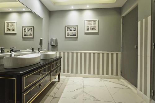 Runowo KrajeńskiePałac Runowo酒店的浴室设有2个水槽和2面镜子