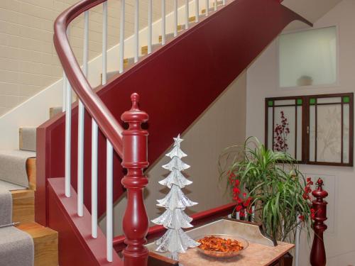 波瓦-迪瓦尔津Banho de Mar的桌子上有一棵圣诞树的楼梯