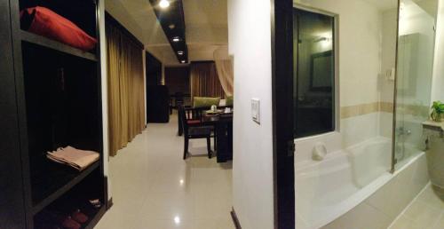 曼谷暹罗披曼酒店 的带走廊和用餐室的客房