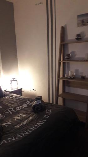 米萨讷chambre d'hôte - La ruche des Bleuets的一间卧室配有一张带黑色棉被的床