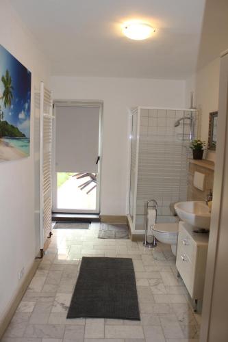 不莱梅Casa Feliz的白色的浴室设有水槽和卫生间。