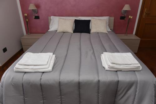 罗马诺迪隆巴尔迪亚Welcome Garden的一张大床,带毛巾在房间内