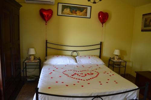 罗卡斯特拉达Podere dei maddii的一间卧室,配有一张两颗红心的床