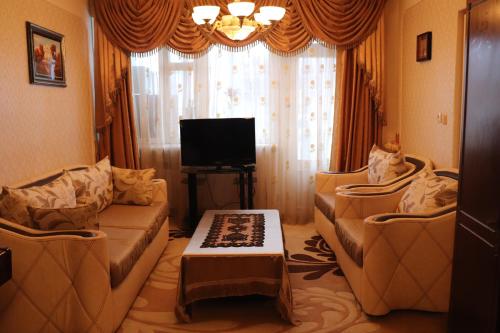塞凡Nina BNB的客厅配有两张沙发和一台电视