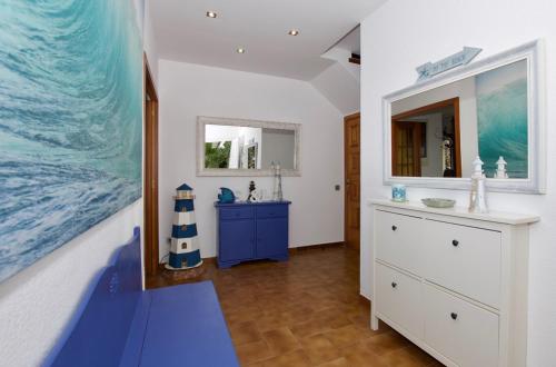托里代巴拉Villa Cala de la Mora的浴室拥有一幅大幅的海洋画