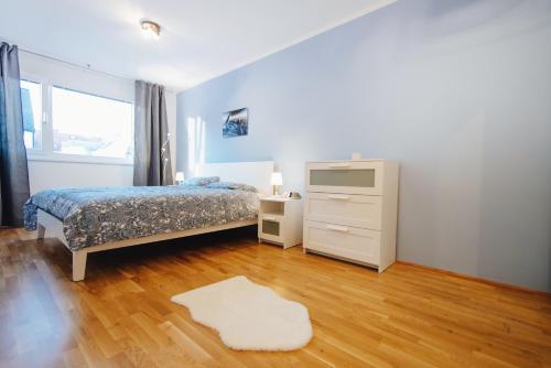 维也纳BestVienna U1 Kagran/DZ的一间卧室配有一张床、一个梳妆台和一扇窗户。