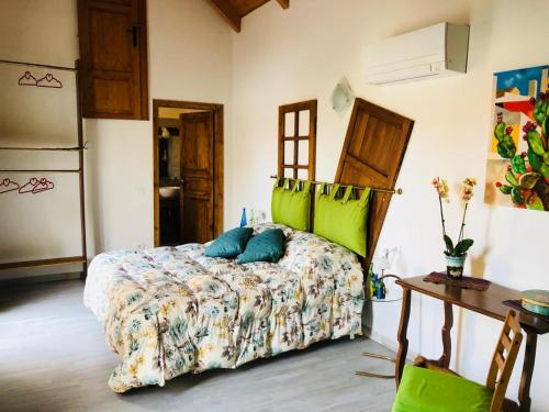 因佩里亚La casetta di Giuci的一间卧室配有一张带蓝色枕头的床。