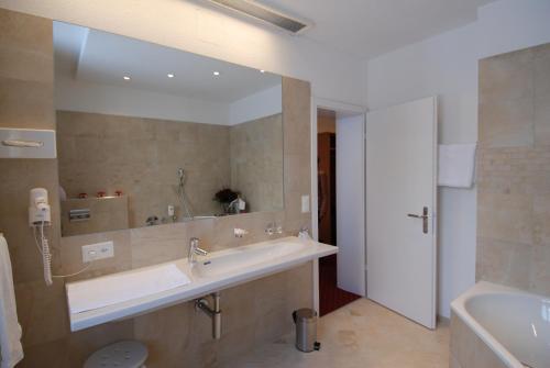 英格堡施维泽霍夫酒店的一间带水槽和大镜子的浴室