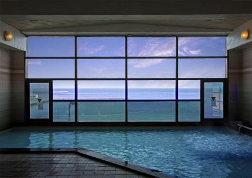 洲本市海月馆酒店的大型客房设有一个游泳池,享有海景
