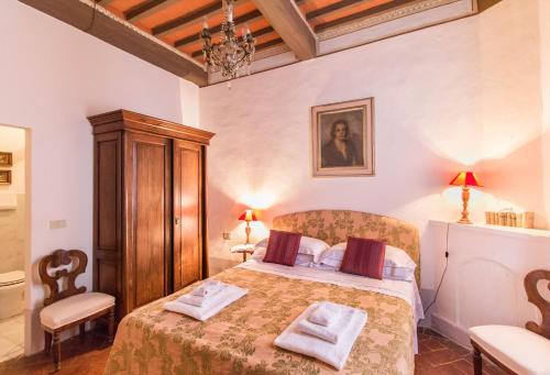 蒙特罗尼德阿尔比亚圣·法比亚诺城堡乡村民宿的一间卧室配有一张床,上面有两条毛巾