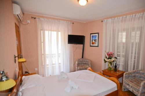 科托尔玛里加酒店的一间卧室配有一张床,并在一间客房内配有电视。
