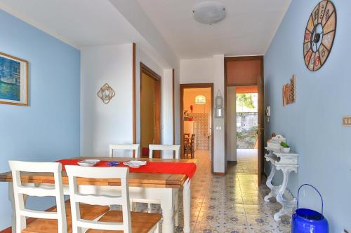 蒙特罗索阿尔马雷Costamare的厨房以及带桌椅的用餐室。