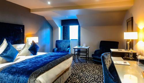 贝尔法斯特十方广场酒店 的配有一张床和一张书桌的酒店客房