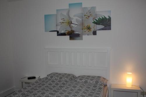 吕贝克Andrea的卧室配有一张床,墙上挂有两幅画