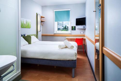 利兹中心克朗波特路宜必思快捷酒店客房内的一张或多张床位