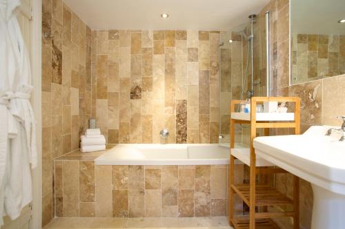 皇家橡树旅馆的一间浴室