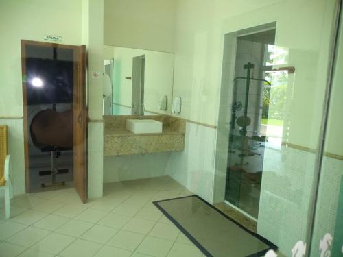 圣劳伦斯海滨01 Quadra da Praia的带淋浴、盥洗盆和镜子的浴室