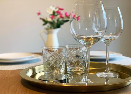 斯图尔特港Strand House 2的桌子上装有酒杯的托盘