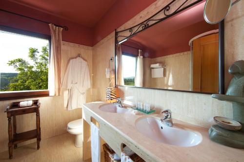 莫尔加卡特西酒店的一间带两个盥洗盆和大镜子的浴室