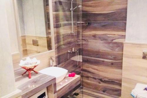 普拉基亚斯New Luxury Apartments in Plakias的带淋浴、卫生间和盥洗盆的浴室