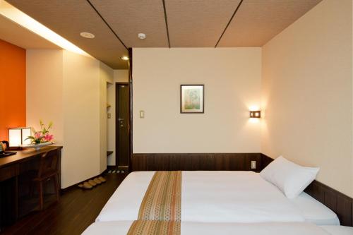 江户樱花饭店客房内的一张或多张床位