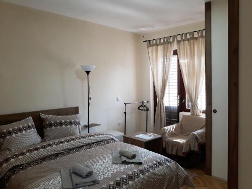 盖夫盖利亚Villa Domina的卧室配有床、椅子和窗户。