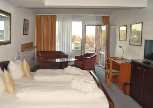 博尔库姆Hotel das Miramar的酒店客房配有一张床、一张书桌和一台电视。