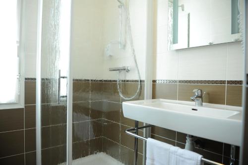 伊特萨苏特克斯图拉里餐厅酒店的带淋浴和盥洗盆的浴室
