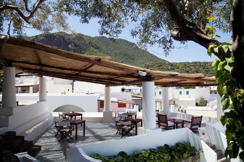 帕纳雷阿钦科塔酒店的享有带桌椅的庭院的景色。