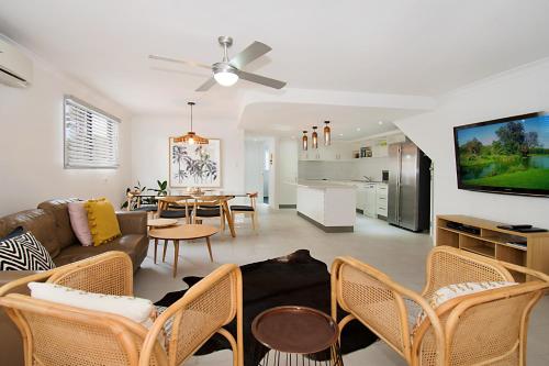 拜伦湾古萨玛拉公寓的带沙发的客厅和用餐室
