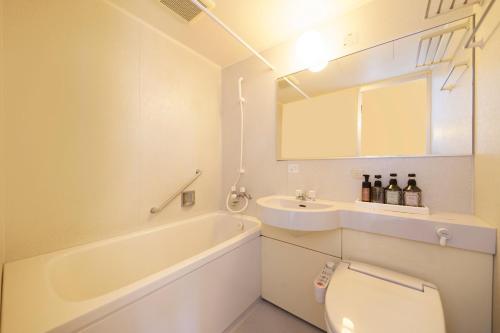 志摩市伊势志摩酒店的带浴缸、卫生间和盥洗盆的浴室