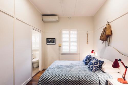 拜伦湾芭芭拉宾馆的一间卧室设有一张床和一间浴室。