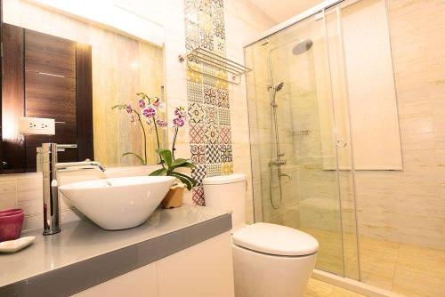 Huxi夏荷田园民宿 的浴室配有卫生间、盥洗盆和淋浴。