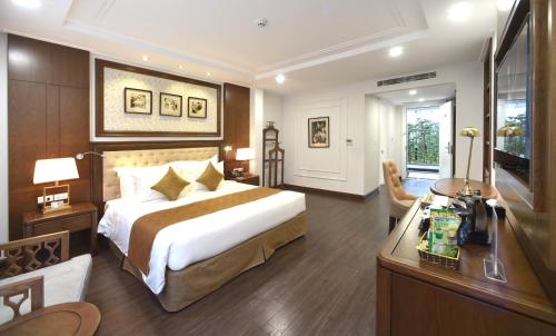 河内Garco Dragon Hotel 2的酒店客房设有一张大床和一张书桌。