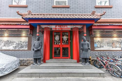 在Happy Dragon Alley Hotel-In the city center with big window&free coffe laundry Fluent English speaking,Tourist attractions ticket service&food recommendation,Near Tian Anmen Forbiddencity,Near Lama temple,Easy to walk to NanluoAlley&Shichahai内部或周边骑自行车