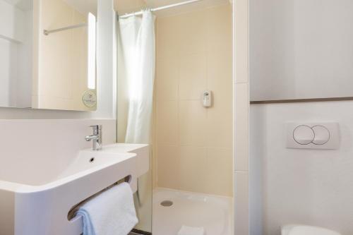 里尔B&B HOTEL Lille Centre Grand Palais的白色的浴室设有水槽和淋浴。