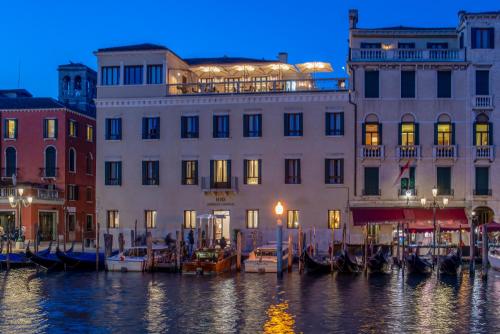 威尼斯H10 Palazzo Canova的运河中的建筑物和船只