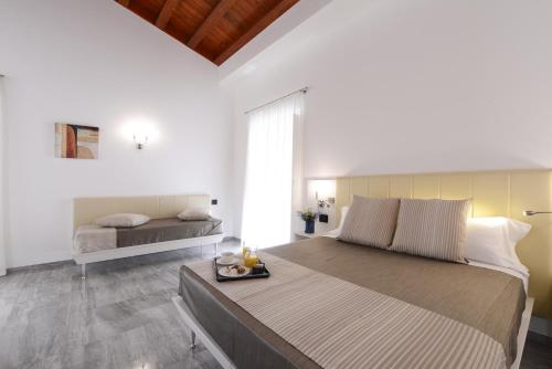 巴勒莫Best Western Hotel Principe di Lampedusa的一间卧室配有一张大床,上面有托盘