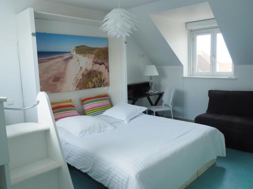 维桑Hôtel Le Vivier WISSANT - Centre Village - Côte d'Opale - Baie de Wissant - 2CAPS的卧室配有白色的床和沙发