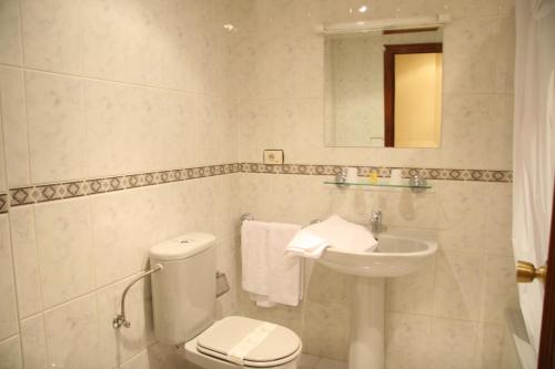 维戈黄金锚旅馆的白色的浴室设有卫生间和水槽。